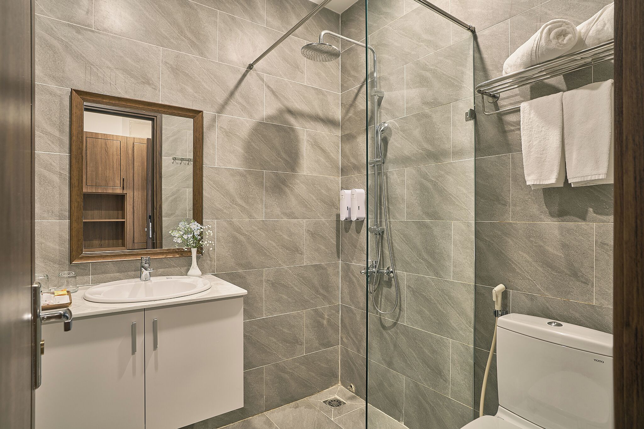 ห้องจูเนียร์ดับเบิลหรือทวิน, ระเบียง, วิวเมือง | ห้องน้ำ | ฝักบัว, ไดร์เป่าผม, รองเท้าสวมภายในห้อง, ผ้าเช็ดตัว