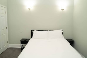 3 室のベッドルーム、アイロン / アイロン台、WiFi、ベッドシーツ