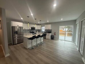 Réfrigérateur, four à micro-ondes, un four, surface de cuisson