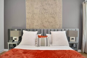 Tabla de planchar con plancha, wifi y ropa de cama 