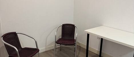 Appartement de base, balcon, vue sur la cour intérieure | Intérieur