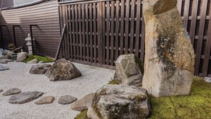 Hus, hageutsikt | Overnattingsstedets uteområder