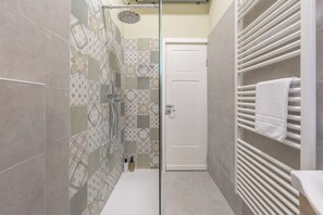 Doccia, asciugacapelli, bidet, asciugamani