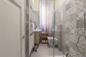 Shower, hair dryer, bidet, towels - Cozy studio apartment within walking distance of downtown Como. (Como)