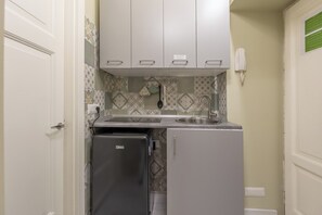 Fridge, microwave, stovetop, coffee/tea maker - Cozy studio apartment within walking distance of downtown Como. (Como)
