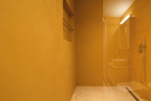 Doccia, asciugacapelli, asciugamani, sapone