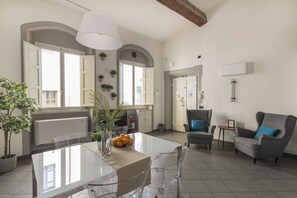 Dining - Red Door Dream Apt. 5 (Firenze)