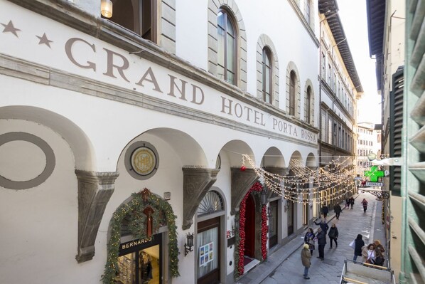 The Grand Hotel Porta Rossa facade with arched windows and a sign above the entrance. - Red Door Dream Apt. 5 (Firenze)
