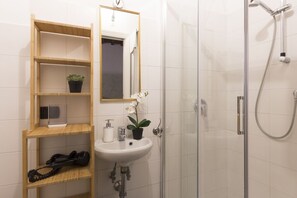 Shower, hair dryer, bidet, towels - Red Door Dream Apt. 5 (Firenze)