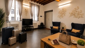 Unclassified image, 4 of 19, button - Red Door Dream Apt. 5 (Firenze)