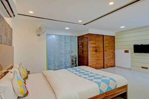 1 bedroom, desk, bed sheets - Super Collection O Vardhan House (Pune)