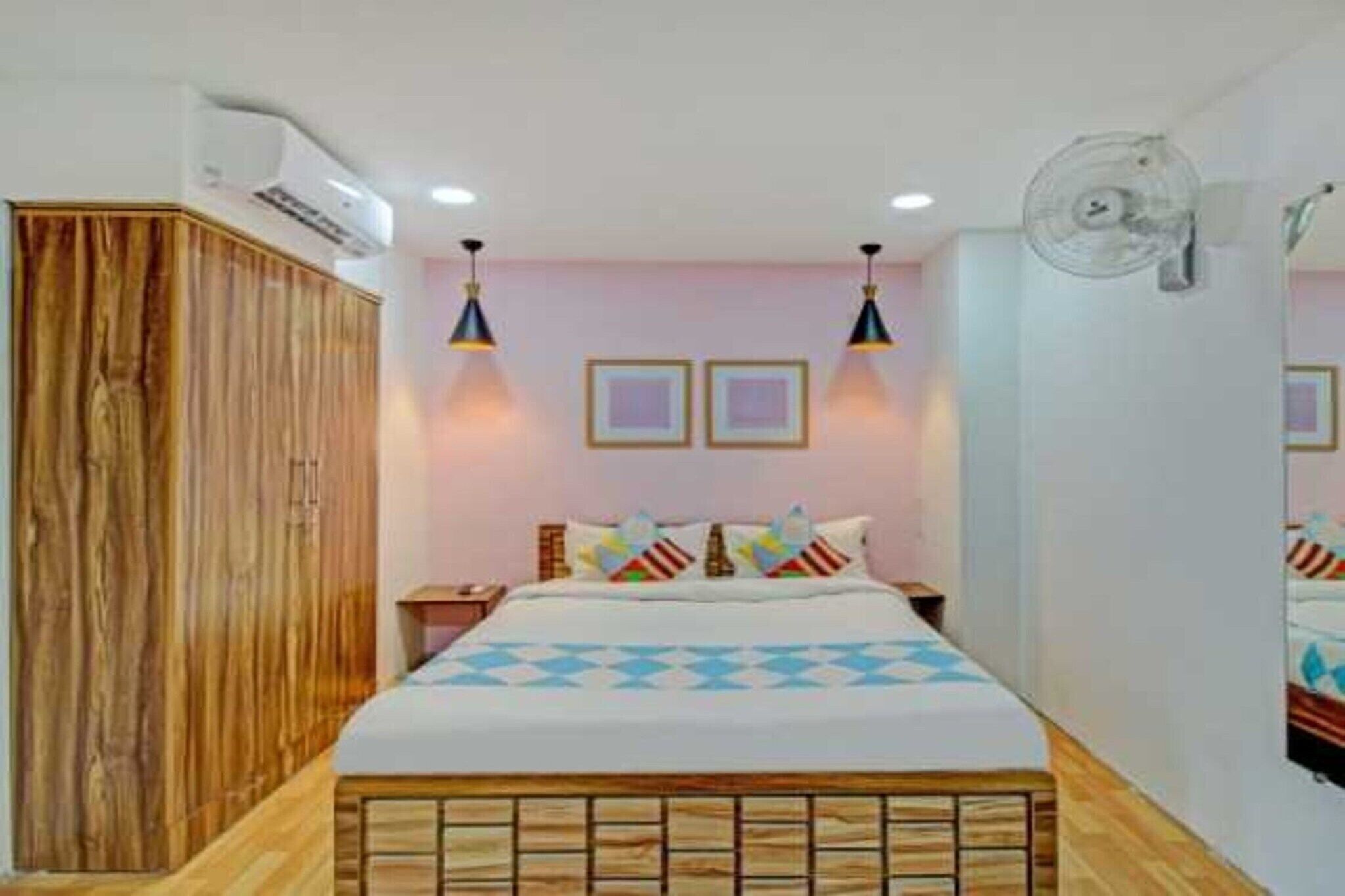 1 quarto, escrivaninha, roupa de cama