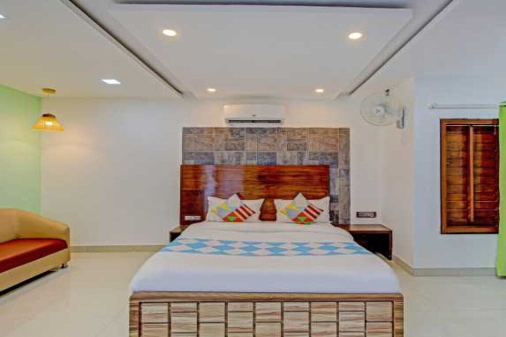 1 quarto, escrivaninha, roupa de cama