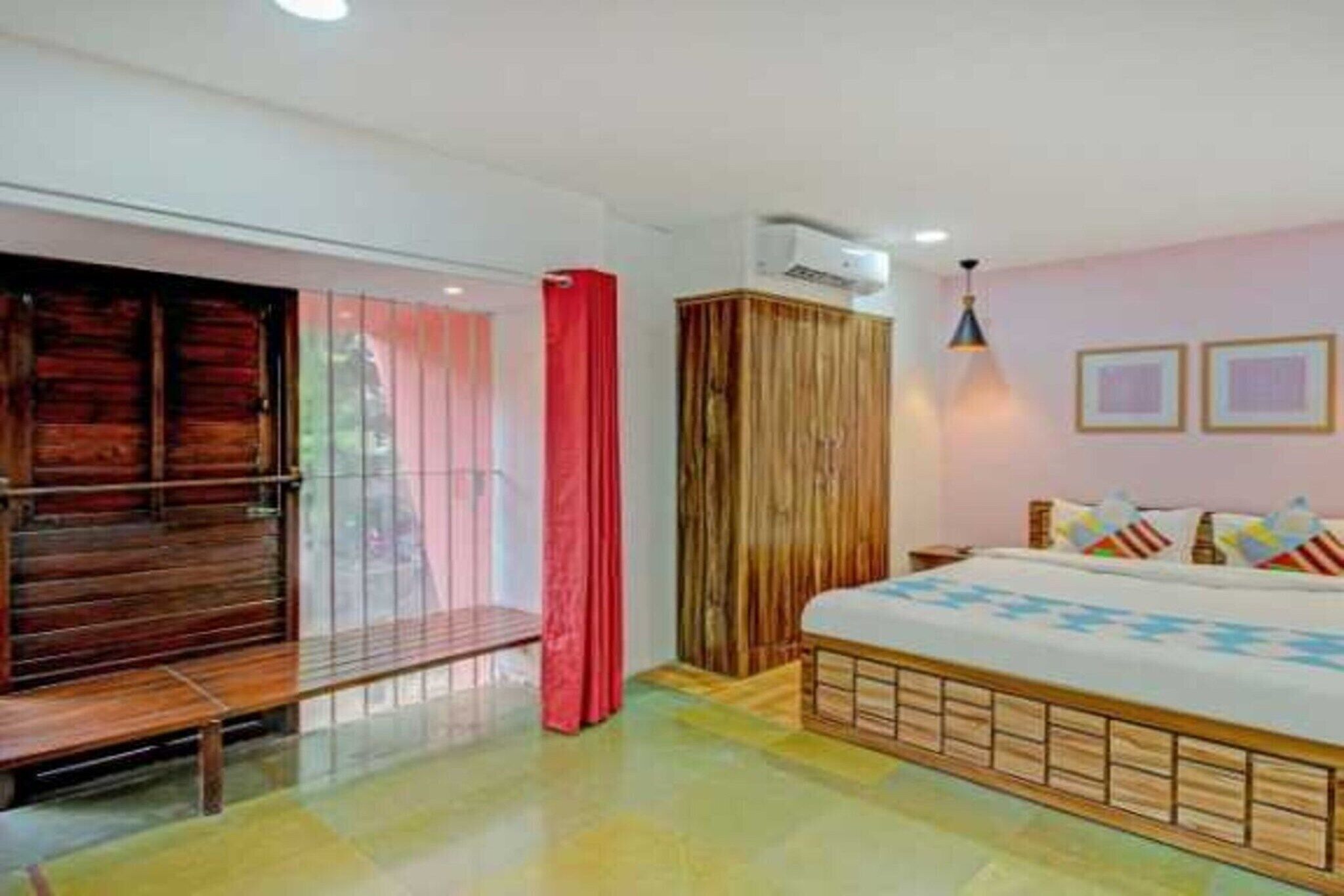 1 quarto, escrivaninha, roupa de cama