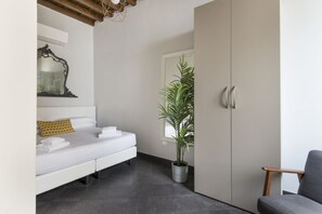 2 bedrooms, iron/ironing board, WiFi, bed sheets - Stylish Renovated 2-Bedroom Apartment Steps from the Uffizi (Firenze)