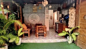 ฝ่ายต้อนรับ