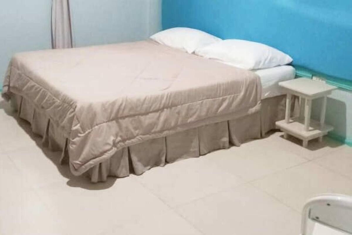 Ein Schlafzimmer mit einem Bett, einem Nachttisch und einem kleinen Tisch.