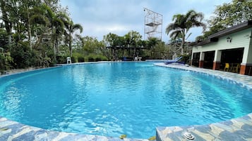 2 albercas al aire libre