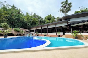 2 piscinas externas