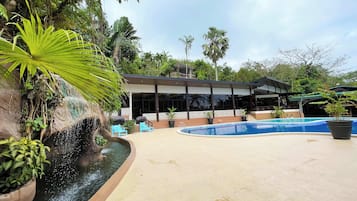 2 utendørsbassenger