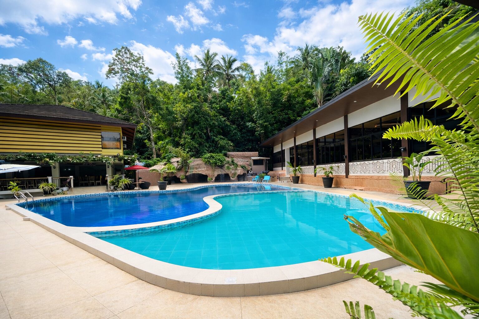 2 من حمّامات السباحة الخارجية