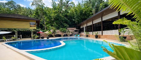 2 outdoor pools