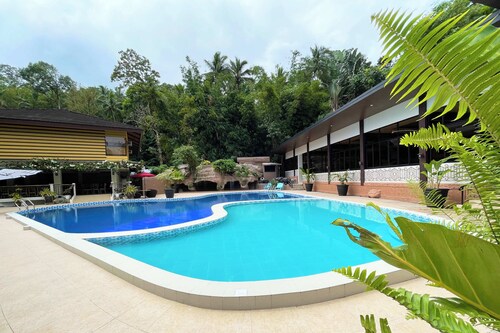 Kamayan sa Palaisdaan Hotel and Resort Quezon