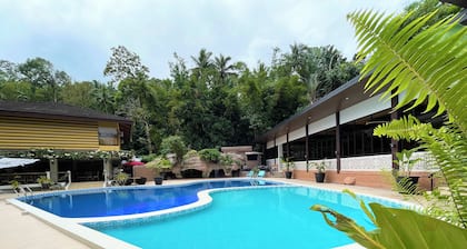 Kamayan sa Palaisdaan Hotel and Resort Quezon