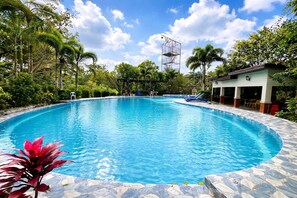 2 piscines extérieures