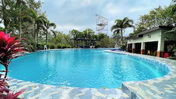 2 albercas al aire libre