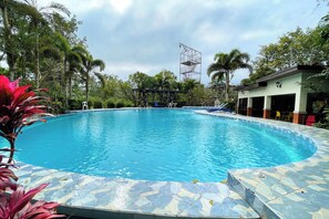 2 outdoor pools - Kamayan sa Palaisdaan Hotel and Resort Quezon (Tayabas City)