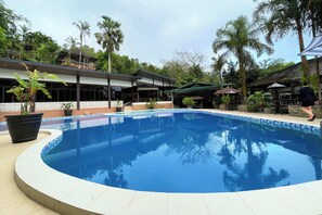 2 hồ bơi ngoài trời 