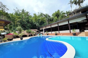 2 outdoor pools