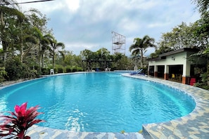 2 albercas al aire libre