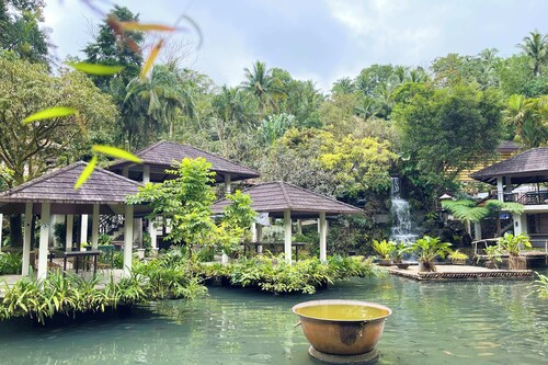 Kamayan sa Palaisdaan Hotel and Resort Quezon