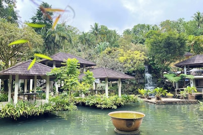 Kamayan sa Palaisdaan Hotel and Resort Quezon