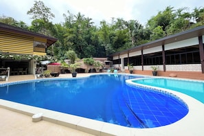 2 outdoor pools