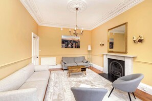 TV, offices - Stylish Southside Flat Near Old Town (Edinburgh)