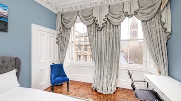 4 bedrooms, desk, WiFi, bed sheets