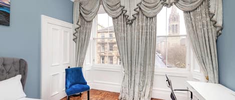 4 室のベッドルーム、デスク、WiFi、ベッドシーツ