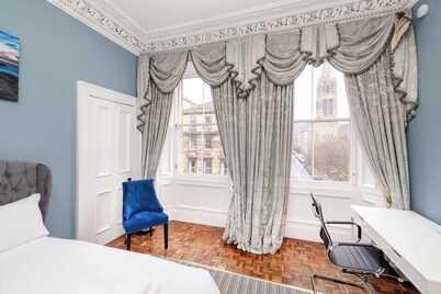 Stylish Southside Flat Near Old Town