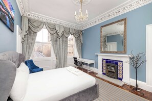 4 bedrooms, desk, WiFi, bed sheets - Stylish Southside Flat Near Old Town (Edinburgh)