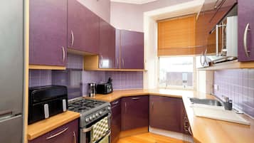 Fridge, oven, stovetop, electric kettle