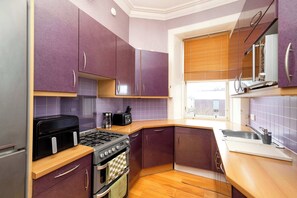 Fridge, oven, stovetop, electric kettle - Stylish Southside Flat Near Old Town (Edinburgh)