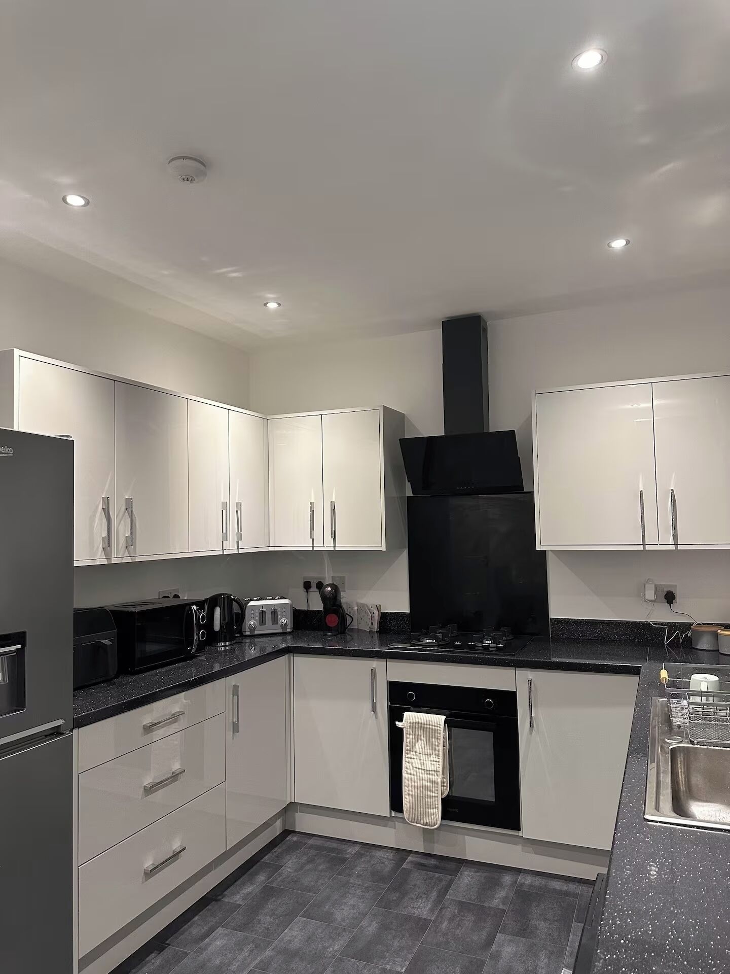 Coffee/tea maker, fridge, microwave, oven