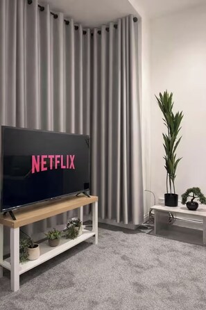 Interior - Contractor/Corporate-Friendly Home | Sleeps 6 | Long Stays (Bolton)