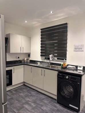 Frigorífico, microondas, horno y placa de cocina