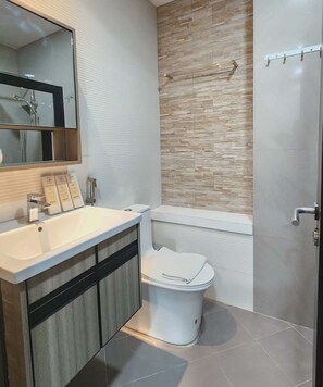 Phòng Suite Deluxe (Queen) | Phòng tắm | Buồng tắm vòi sen, chậu vệ sinh/vòi rửa, khăn tắm, xà phòng 