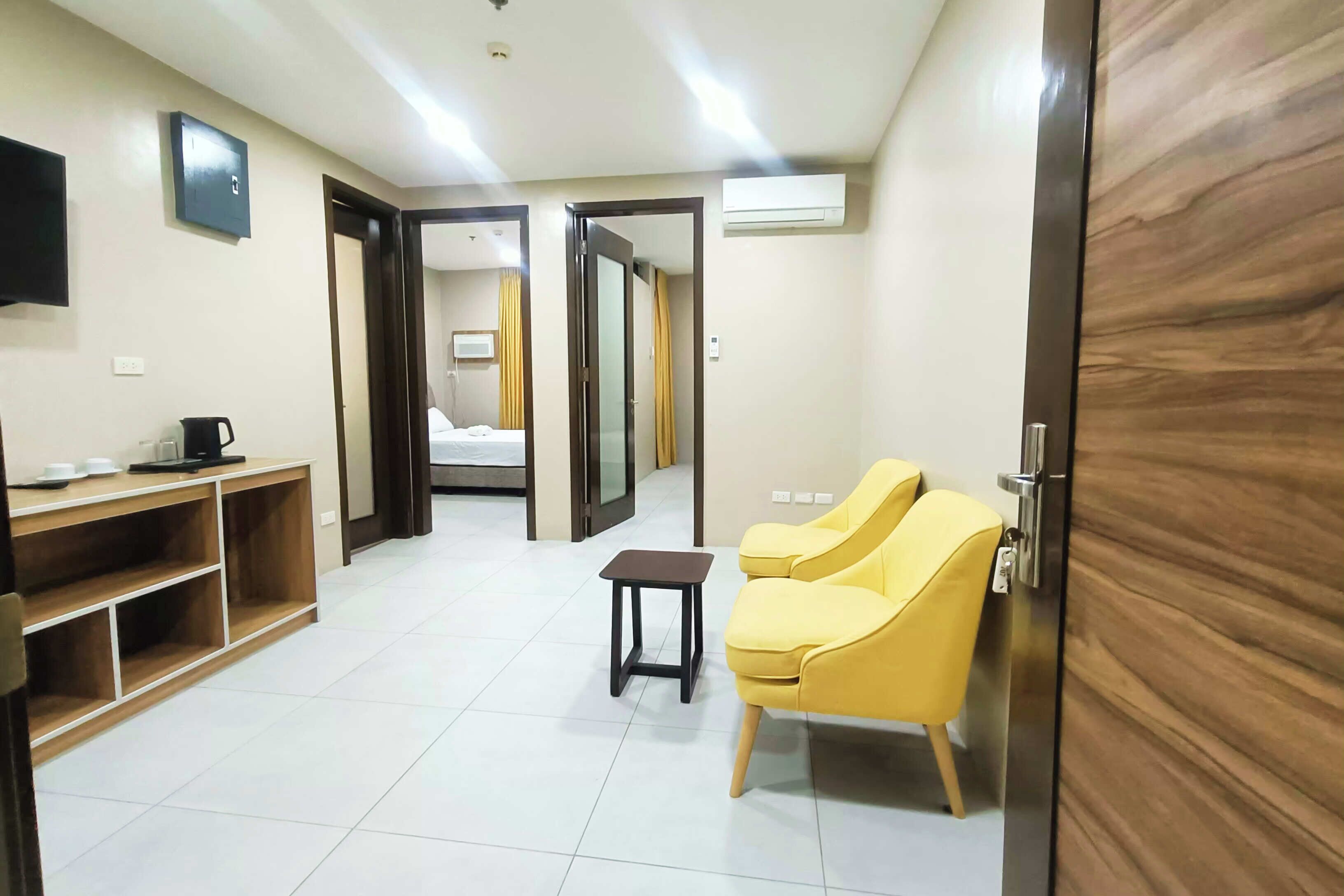 Superior Suite Room | Living area | 32-inch flat-screen TV with cable channels