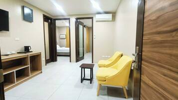 Superior Suite Room | Living area | 32-inch flat-screen TV with cable channels